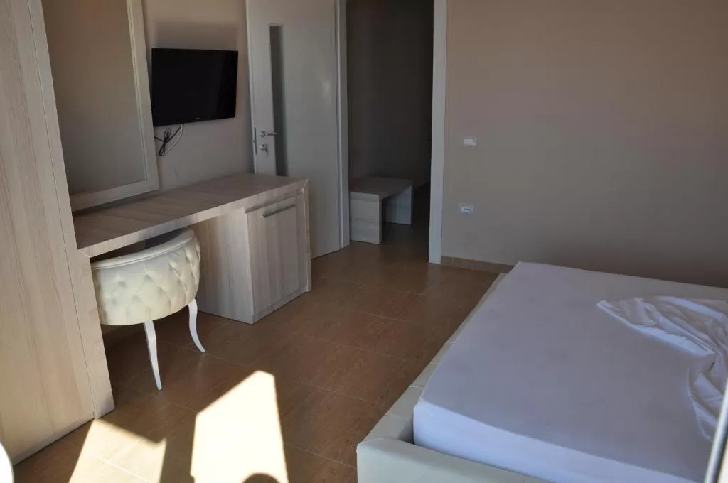 Coral 4 - 12 - Family Room 3.jpg